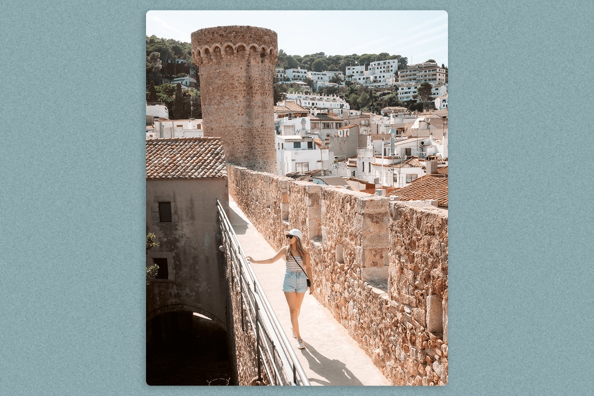 A woman, the author, walking aroud the wall of a fortress in Spain