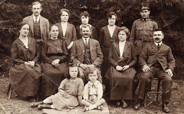 Family portrait, 1920, Wikimedia Commons
