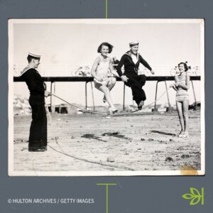 Paar beim Seilspringen am Strand